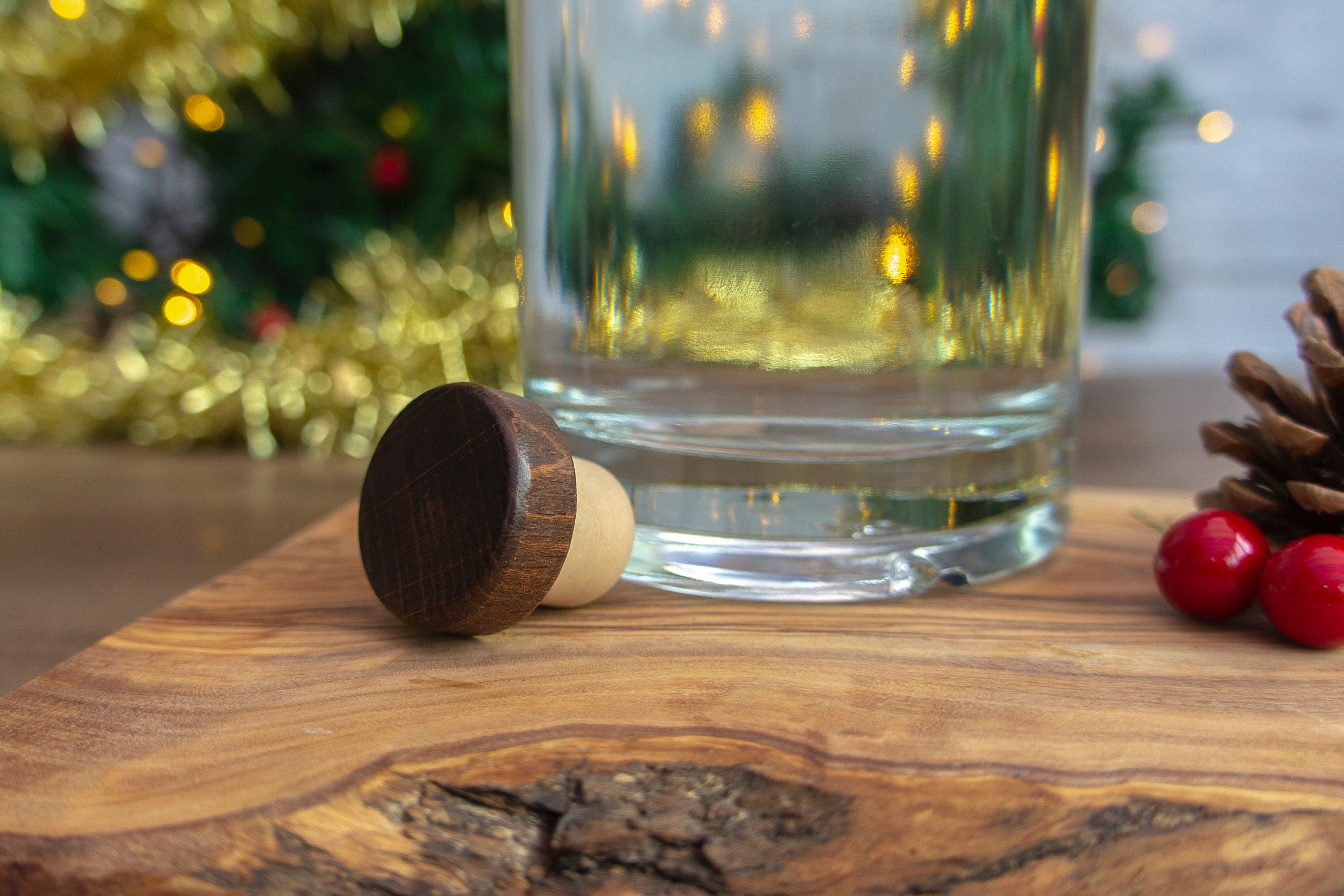 Christmas spirit glass decanter bottle engraved with personalised name. Gift for him, dad whisky drinker lover, daddy's whisky gin husband